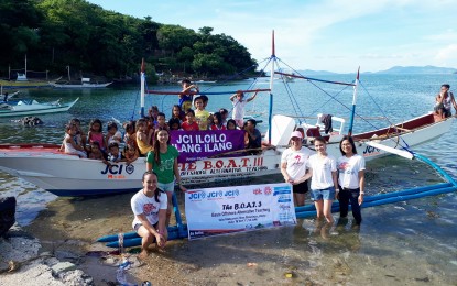<p><strong>BOAT FOR THE SCHOOL.</strong> Junior Chamber International donates one school boat to school children of Isla Naburot in San Dionisio to ferry them to their school in a neighboring island barangay. <em>(Photo by JCI Ilang-Ilang/PNA)</em></p>